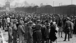 ’اختيار’ اليهود المجريون في مايو 1944 في بيركناو، حيث قُتل مليون يهودي خلال المحرقة (Wikimedia Commons)