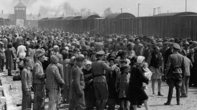 ’اختيار’ اليهود المجريون في مايو 1944 في بيركناو، حيث قُتل مليون يهودي خلال المحرقة (Wikimedia Commons)