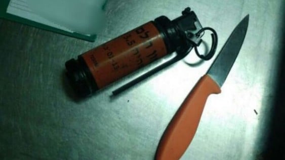 سكان قنبلة صوت عثر عليها بحوزة مشتبه فلسطيني اعترف خلال التحقيق انه خطط لتنفيذ هجوم في القدس، 10 ابريل 2017 (Israel Police spokesperson) سكان قنبلة صوت عثر عليها بحوزة مشتبه فلسطيني اعترف خلال التحقيق انه خطط لتنفيذ هجوم في القدس، 10 ابريل 2017 (Israel Police spokesperson)