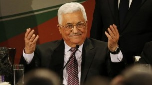 رئيس السلطة الفلسطينية محمود عباس بعد إلقائه لخطاب في اليوم الثاني من المؤتمر السابع لحركة فتح في مدينة رام الله بالضفة الغربية، 30 نوفمبر، 2016. (AFP/Abbas Momani)