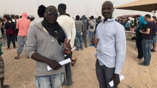 محمد يعقوب وعلي حسن صالح، طالبا لجوء من دارفور، السودان، خارج مركز الإحتجاز حولوت، 6 أبريل، 2017. (Luke Tress/Times of Israel)