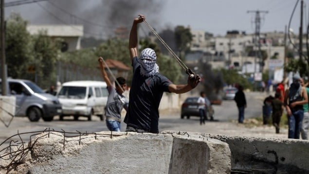 مواجهات بين فلسطينيين وجنود إسرائيليين خلال تظاهرة للتضامن مع الأسرى الفلسطينيين المضربين عن الطعام في السجون الإسرائيلية في بلدة سلواد بالضفة الغربية، 28 أبريل، 2017. (AFP Photo/Abbas Momani) مواجهات بين فلسطينيين وجنود إسرائيليين خلال تظاهرة للتضامن مع الأسرى الفلسطينيين المضربين عن الطعام في السجون الإسرائيلية في بلدة سلواد بالضفة الغربية، 28 أبريل، 2017. (AFP Photo/Abbas Momani)