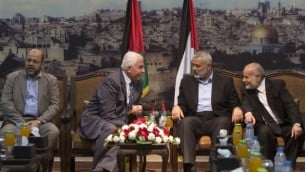 مسؤولون في حماس وفتح يناقشون جهود المصالحة في غزة، الثلاثاء، 22 أبريل، 2014. (AFP/Mahmud Hams)