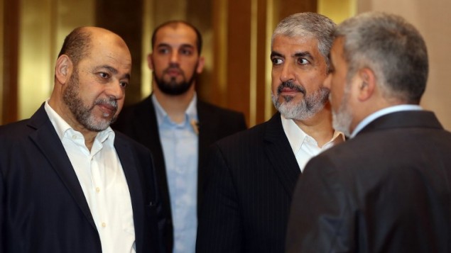 قائد حماس خالد مشعل يتحدث مع نائب قائد الحركة موسى ابو مرزوق قبل مؤتمر صحفي في الدوحة، 1 مايو 2017 (AFP PHOTO / KARIM JAAFAR)
