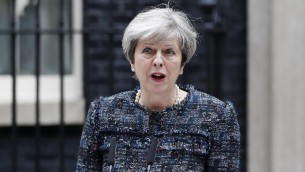 رئيسة الوزراء البريطانية تيريزا ماي امام مقر الحكومة في لندن، 3 مايو 2017 (ADRIAN DENNIS / AFP)