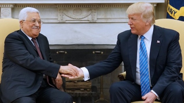 الرئيس الأمريكي دونالد ترامب يرحب برئيس السلطة الفلسطينية محمود عباس في المكتب البيضاوي في البيت الأبيض، واشنطن، 3 مايو، 2017. (AFP PHOTO / MANDEL NGAN) الرئيس الأمريكي دونالد ترامب يرحب برئيس السلطة الفلسطينية محمود عباس في المكتب البيضاوي في البيت الأبيض، واشنطن، 3 مايو، 2017. (AFP PHOTO / MANDEL NGAN)