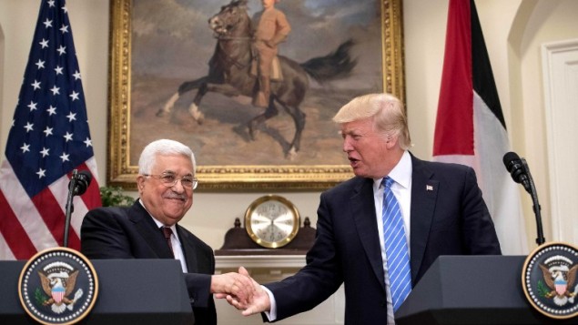 الرئيس الأمريكي دونالد ترامب ورئيس السلطة الفلسطينية محمود عباس يتصافحان في غرفة روزفلت خلال مؤتمر صحفي مشترك في البيت الأبيض في العاصمة الأمريكية واشنطن، 3 مايو، 2017. (AFP PHOTO / NICHOLAS KAMM) الرئيس الأمريكي دونالد ترامب ورئيس السلطة الفلسطينية محمود عباس يتصافحان في غرفة روزفلت خلال مؤتمر صحفي مشترك في البيت الأبيض في العاصمة الأمريكية واشنطن، 3 مايو، 2017. (AFP PHOTO / NICHOLAS KAMM)