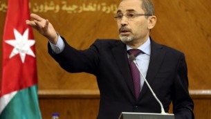 وزير الخارجية الأردني أيمن الصفدي يتحدث خلال مؤتمر صحفي في وزارة الخارجية الأردنية في العاصمة عمان، 14 مايو، 2017. (AFP PHOTO / Khalil MAZRAAWI)