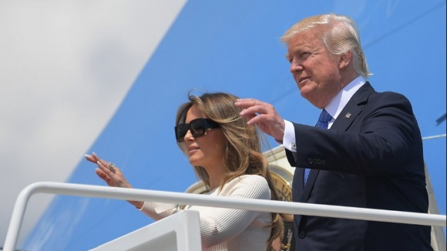 الرئيس الأمريكي دونالد ترامب والسيدة الأولى ميلانيا ترامب يصعدان إلى الطائرة الرئاسسة قبل الإقلاع من قاعدة أندروز الجوية في ماريلاند، 19 مايو، 2017. (MANDEL NGAN / AFP) الرئيس الأمريكي دونالد ترامب والسيدة الأولى ميلانيا ترامب يصعدان إلى الطائرة الرئاسسة قبل الإقلاع من قاعدة أندروز الجوية في ماريلاند، 19 مايو، 2017. (MANDEL NGAN / AFP)