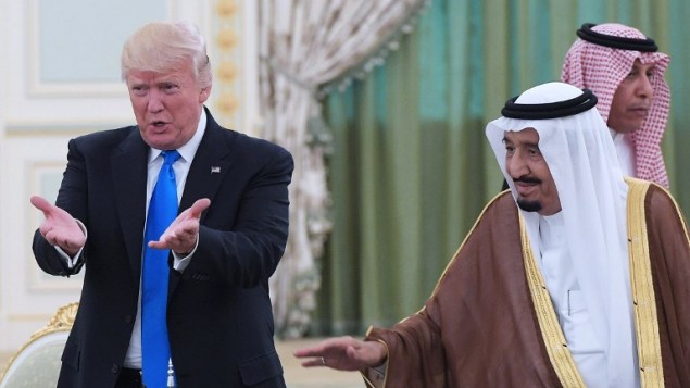 الرئيس الأمريكي دونالد ترامب (من اليسار) وملك السعودية سلمان بن عبد العزيز آل سعود خلال مراسم توقيع على اتفاقيات في الديوان الملكي السعودي، 20 مايو، 2017. (AFP PHOTO / MANDEL NGAN) الرئيس الأمريكي دونالد ترامب (من اليسار) وملك السعودية سلمان بن عبد العزيز آل سعود خلال مراسم توقيع على اتفاقيات في الديوان الملكي السعودي، 20 مايو، 2017. (AFP PHOTO / MANDEL NGAN)