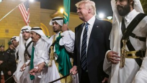 الرئيس الأمريكي دونالد ترامب ينضم إلى الراقصين بالسيوف في مراسم إستقبال له في قصر المربع في الرياض، 20 مايو، 2017. (AFP PHOTO / MANDEL NGAN)