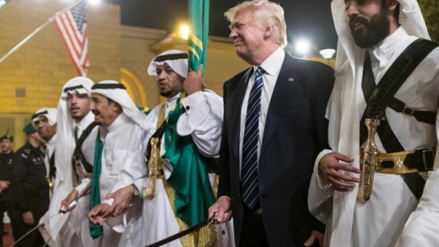 الرئيس الأمريكي دونالد ترامب ينضم إلى الراقصين بالسيوف في مراسم إستقبال له في قصر المربع في الرياض، 20 مايو، 2017. (AFP PHOTO / MANDEL NGAN)
