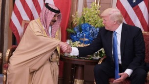 الرئيس الأمريكي دونالد ترامب (من اليمين) مع ملك البحرين حمد بن عيسى ال خليفة خلال لقاء ثنائي جمعهما في فندق في الرياض، 21 مايو، 2017.  (AFP PHOTO / Mandel NGAN)