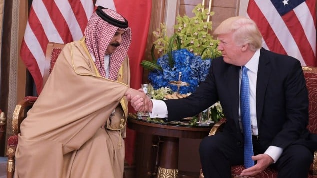 الرئيس الأمريكي دونالد ترامب (من اليمين) مع ملك البحرين حمد بن عيسى ال خليفة خلال لقاء ثنائي جمعهما في فندق في الرياض، 21 مايو، 2017. (AFP PHOTO / Mandel NGAN) الرئيس الأمريكي دونالد ترامب (من اليمين) مع ملك البحرين حمد بن عيسى ال خليفة خلال لقاء ثنائي جمعهما في فندق في الرياض، 21 مايو، 2017. (AFP PHOTO / Mandel NGAN)