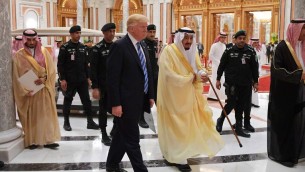 الرئيس الأمريكي دونالد ترامب مع العاهل السعودي سلمان بن عبد العزيز آل سعود في مركز الملك عبد العزيز للمؤتمرات في الرياض، 21 مايو، 2017. (AFP PHOTO / MANDEL NGAN)