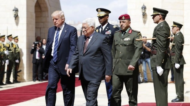 الرئيس الامريكي دونالد ترامب ورئيس السلطة الفلسطينية محمود عباس خلال استقبال ترامب في القصر الرئاسي في بيت لحم، 23 مايو 2017 (Thomas COEX / AFP) الرئيس الامريكي دونالد ترامب ورئيس السلطة الفلسطينية محمود عباس خلال استقبال ترامب في القصر الرئاسي في بيت لحم، 23 مايو 2017 (Thomas COEX / AFP)