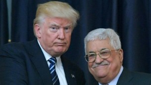 الرئيس الأمريكي دونالد ترامب، من اليسار، ورئيس السلطة الفلسطينية محمود عباس يقفان لالتقاط صورة مشتركة لهما خلال مؤتمر صحفي مشترك في القصر الرئاسي في مدينة بيت لحم في الضفة الغربية، 23 مايو، 2017. (AFP/MANDEL NGAN)