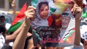 الفلسطينيون يحملون صورا لدلال المغربي، فلسطينية شاركت في عملية ’مجزرة الطريق الساحلي’ في عام 1978 والتي أسفرت عن سقوط 38 إسرائيليا، في مدينة رام الله في الضفة الغربية، 16 يوليو، 2008. (Issam Rimawi/Flash90)