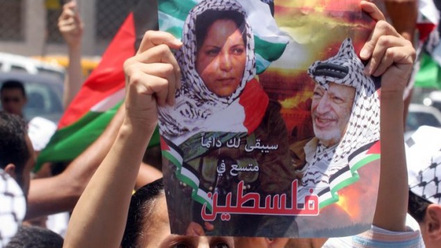 الفلسطينيون يحملون صورا لدلال المغربي، فلسطينية شاركت في عملية ’مجزرة الطريق الساحلي’ في عام 1978 والتي أسفرت عن سقوط 38 إسرائيليا، في مدينة رام الله في الضفة الغربية، 16 يوليو، 2008. (Issam Rimawi/Flash90) الفلسطينيون يحملون صورا لدلال المغربي، فلسطينية شاركت في عملية ’مجزرة الطريق الساحلي’ في عام 1978 والتي أسفرت عن سقوط 38 إسرائيليا، في مدينة رام الله في الضفة الغربية، 16 يوليو، 2008. (Issam Rimawi/Flash90)
