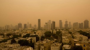 صورة لتل أبيب خلال عاصفة رملية كثيفة في 8 سبتمبر، 2015. (Miriam Alster/Flash90)