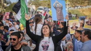 فلسطينيون يتظاهرون دعما للاسرى الفلسطينيين المضربين عن الطعام في مدينة رام الله في الضفة الغربية، 3 مايو 2017 (Flash90)
