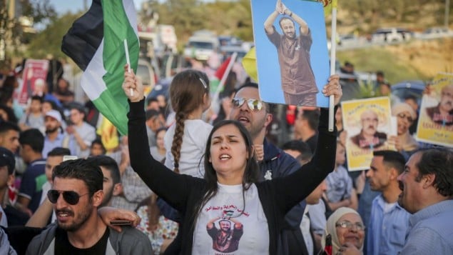 فلسطينيون يتظاهرون دعما للاسرى الفلسطينيين المضربين عن الطعام في مدينة رام الله في الضفة الغربية، 3 مايو 2017 (Flash90)