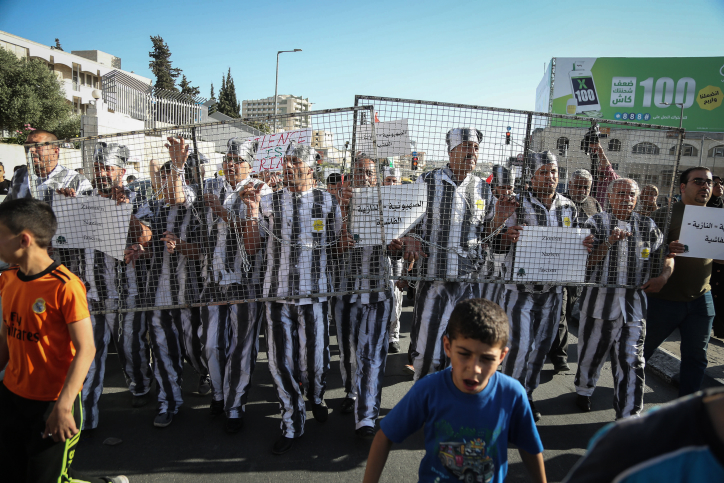 فلسطينيون يشاركون في تظاهرة تضامنا مع الأسرى الفلسطينيين المضربين عن الطعام في السجون الإسرائيلية، في الضفة الغربية في بيت لحم، 4 مايو، 2017. (Flash90) فلسطينيون يشاركون في تظاهرة تضامنا مع الأسرى الفلسطينيين المضربين عن الطعام في السجون الإسرائيلية، في الضفة الغربية في بيت لحم، 4 مايو، 2017. (Flash90)