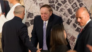 الملياردير شلدون ادلسون يحضر خطابات الرئيس الامريكي دونالد ترامب ورئيس الوزراء بنيامين نتنياهو الاخيرة في متحف اسرائيل في القدس، 23 مايو 2017 (Yonatan Sindel/Flash90)