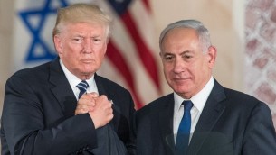 الرئيس الأمريكي دونالد ترامب ورئيس الوزراء بينيامين نتنياهو بعد إلقائهما تصريحات أخيرة في ’متحف إسرائيل’ في القدس، 23 مايو، 2017.(Yonatan Sindel/Flash90)