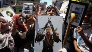 الفلسطينيون يحتفلون بعد إنتهاء  إضراب الأسرى الفلسطينيين عن الطعام احتجاجا على ظروفهم في السجون الإسرائيلية، في مدينة رام الله في الضفة الغربية، 27 مايو، 2017. (Flash90)
