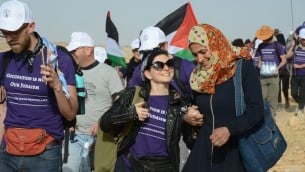 ناشطون بطريقهم الى مخيم "صمود" في تلال الخليل الجنوبية، 19 مايو 2017 (Gili Getz)