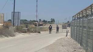 عناصر شرطة الحدود في حاجز تم اعتقال مراهق فلسطيني فيه بعد محاولته ادخال قنابل انبوبية الى محكمة عسكرية بالقرب من نابلس، 10 مايو 2017 (Police spokesperson)