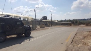 شرطة  حرس الحدود عند حاجز حيث م إعتقال فتى فلسطيني لمحاولته كما زُعم إدخال قنبلتين أنبوبتين إلى المحكمة العسكرية بالفرب من نابلس، 24 مايو، 2017. (الشرطة الإسرائيلية)