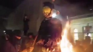 يهود حاريديم يحرقون دمية على شكل جندي إسرائيل خلال احتفالات لاغ بعومور في حي مئة شعاريم في القدس، 14 مايون، 2017. (Screen capture: Chaim Goldberg/Channel 2)