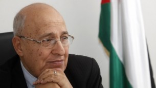 نبيل شعث، مفوض العلاقات الخارجية لحركة فتح، في مكتبه في مدينة رام الله بالضفة الغربية، 18 يناير، 2012. (Miriam Alster/Flash90)