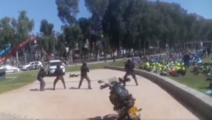 الشرطة تقدما عرضا لطلاب الصفوف الخامسة في رمات هشارون حول كيفية القضاء على منفذ هجوم، 8 مايون، 2017. (لقطة شاشة: Twitter)