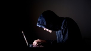 للتوضيح: صورة هاكر (Shutterstock)