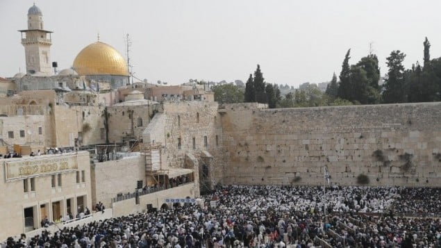 يهود يشاركون في بركة الكهنة في الحائط الغربي في القدس القديمة خلال عيد الفصح، 13 ابريل 2017 (AFP Photo/Thomas Coex)