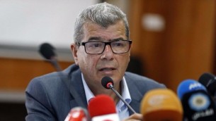 هيئة شؤون الاسرى والمحررين عيسى قراقع خلال مؤتمر صحفي في رام الله حول الاسرى الفلسطينيين المضربين عن الطعام، 19 ابريل 2017 (AFP/Abbas Momani)