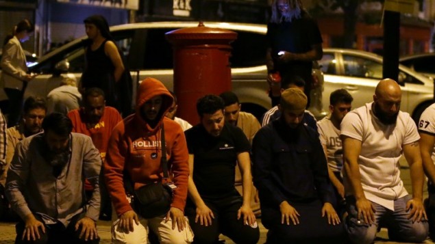 مسلمون يصلون على الرصيف في منطقة ’فينسبري بارك’ شمال لندن بعد أن قامت شاحنة بهدس مارة في 19 يونيو، 2017. ( AFP PHOTO / Daniel LEAL-OLIVAS) مسلمون يصلون على الرصيف في منطقة ’فينسبري بارك’ شمال لندن بعد أن قامت شاحنة بهدس مارة في 19 يونيو، 2017. ( AFP PHOTO / Daniel LEAL-OLIVAS)