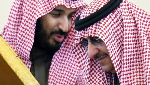صورة من الأرشيف تم إلتقاطها في 9 ديسمبر، 2015، تظهر وزير الدفاع السعودية محمد بن سلمان (من اليسار) يتحدث مع ولي العهد ووزير الداخلية محمد بن نايف خلال القمة ال136 لمجلس التعاون الخليجي في الرياض. (AFP PHOTO / FAYEZ NURELDINE)