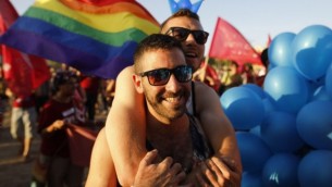 يشارك الإسرائيليون في موكب الفخر السنوي الأول في مدينة بئر السبع جنوب إسرائيل، في 22 يونيو / حزيران 2017. (AFP/Menahem Kahana)