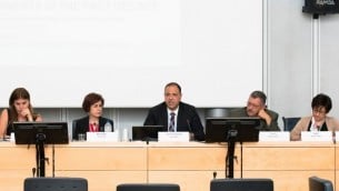 مؤتمر للجنة الأمم المتحدة الاقتصادية والاجتماعية لغرب آسيا، مع مديرتها السابقة ريما خلف، الثانية من اليسار (CC BY 2.0, Flickr/ITU/C. Montesano Casillas)
