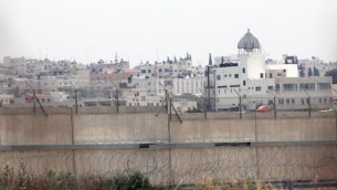 مدينة قلقيلية في الضفة الغربية خلف الجدار الامني الاسرائيلي. (Yossi Zamir/Flash90)