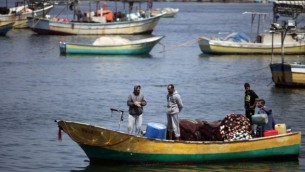 صيادون فلسطينيون في ميناء  مدينة غزة، 13 مايو، 2015. (Aaed Tayeh/Flash90)