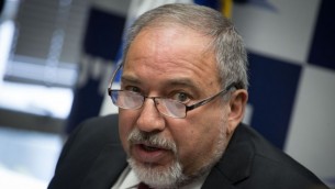 وزير الدفاع ورئيس حزب إسرائيل بيتنا، أفيغدور ليبرمان، يقود اجتماع الحزب في الكنيست في 20 مارس 2017.  (Hadas Parush/Flash90).