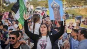 يشارك فلسطينيون في مسيرة لدعم الأسرى الفلسطينيين في إضراب عن الطعام في السجون الإسرائيلية، في مدينة رام الله بالضفة الغربية، 3 مايو 2017. (Flash90)