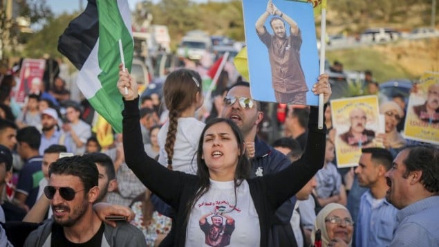 يشارك فلسطينيون في مسيرة لدعم الأسرى الفلسطينيين في إضراب عن الطعام في السجون الإسرائيلية، في مدينة رام الله بالضفة الغربية، 3 مايو 2017. (Flash90) يشارك فلسطينيون في مسيرة لدعم الأسرى الفلسطينيين في إضراب عن الطعام في السجون الإسرائيلية، في مدينة رام الله بالضفة الغربية، 3 مايو 2017. (Flash90)