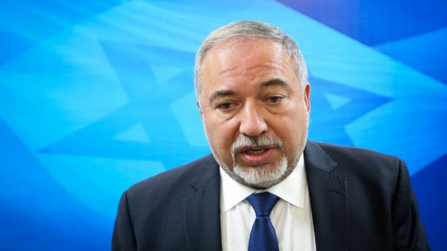وزير الدفاع افيغادور ليبرمان يصل جلسة الحكومة الاسبوعية في مكتب رئيس الوزراء في القدس، 11 يونيو 2017 (Marc Israel Sellem/Flash90)