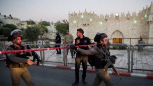 قوات أمن إسرائيلية في موقع الهجوم بالقرب من بوابة دمشق في القدس في 16 يونيو 2017. (Yonatan Sindel/Flash90).
